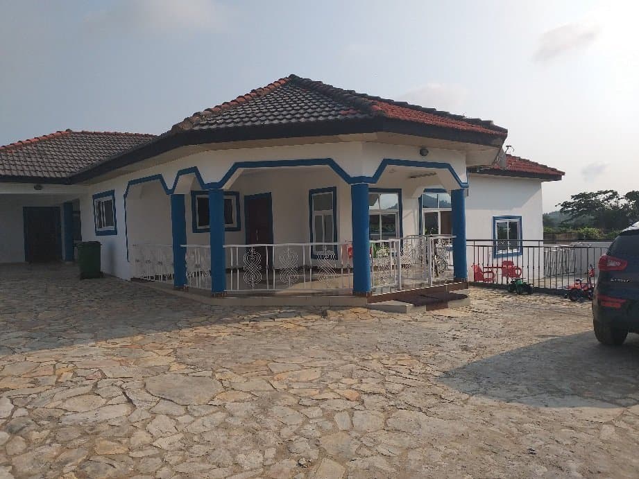 4 bedroom with outhouse